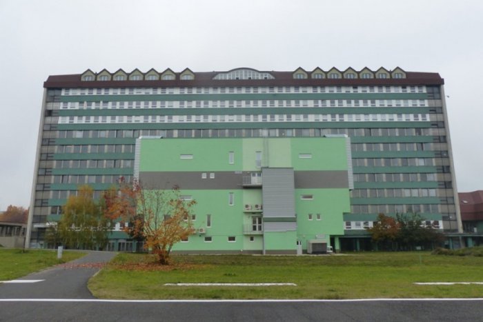 Ilustračný obrázok k článku Pacientom už nebude ťahať na kríže. Nemocnica vymenila okná v lôžkovej časti