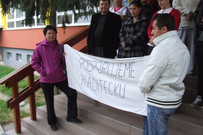 Ilustračný obrázok k článku Rozruch pred domovom dôchodcov: 50 zamestnancov bránilo svoju riaditeľku!