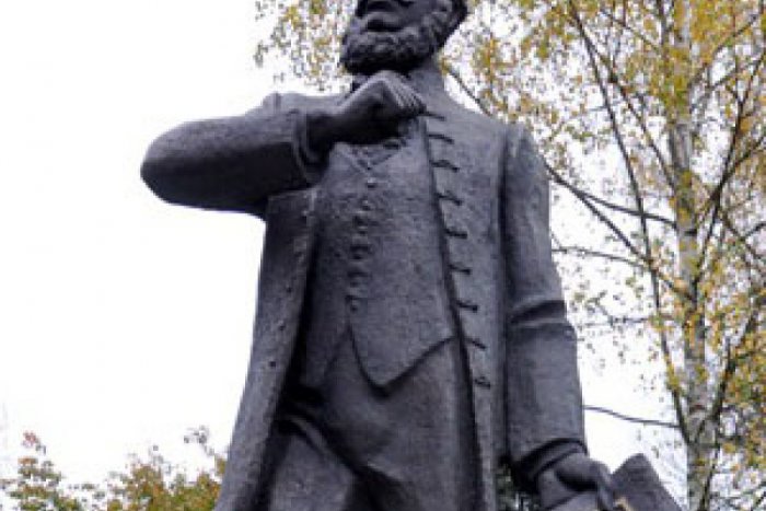 Ilustračný obrázok k článku Socha Ľudovíta Štúra znovuosadená!