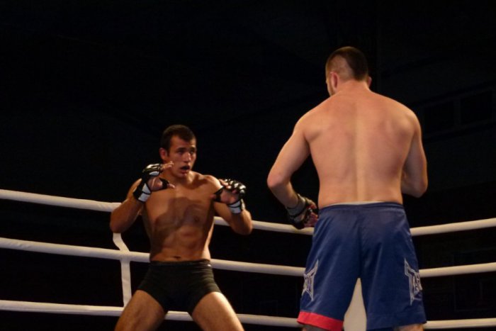 Ilustračný obrázok k článku Noc bojovníkov. V ringu nechýbal pot a krv