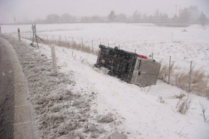 Ilustračný obrázok k článku Hmla a poľadovica: Na D1 sa prevrátil diaľničný posýpač!