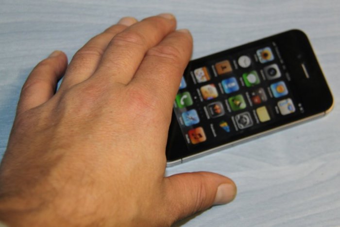 Ilustračný obrázok k článku Nákup bez zaplatenia: Muž v podmienke si to pokazil mobilným telefónom