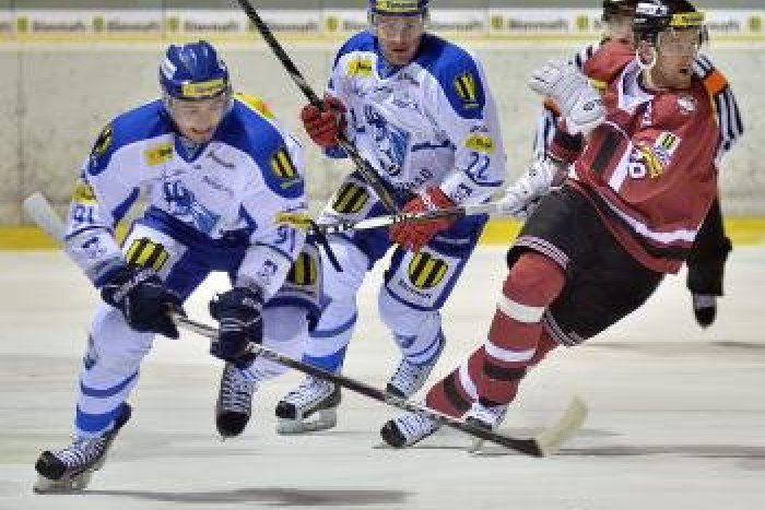 Ilustračný obrázok k článku Hromadná bitka na hokeji: Rozdali si to aj brankári, zápas dochytal útočník!