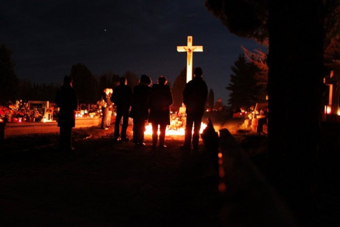 Ilustračný obrázok k článku Pohreb mamičky, čo podľahla chrípke: Katku (†29) pochovali v rakve utesnenej silikónom