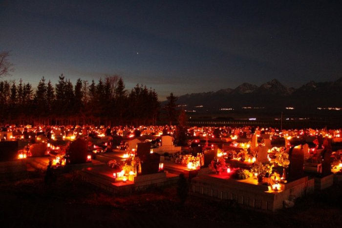 Ilustračný obrázok k článku Dušičkový servis: Otváracie hodiny, doprava a parkovanie pri cintorínoch