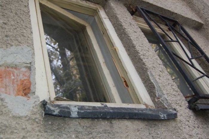 Ilustračný obrázok k článku Vlámanie na poštu v Mikuláši: Zlodej akciu nedokončil, vyrušilo ho niečo?