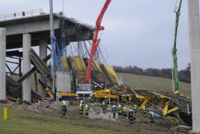 Ilustračný obrázok k článku Presne pred rokom sa zrútil most v Kurimanoch. Pri nešťastí zahynuli štyria robotníci