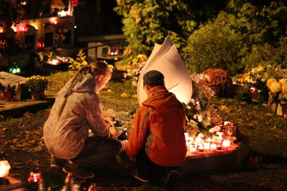 Ilustračný obrázok k článku Skôr než vyrazíte na hroby: Dušičkové otváracie hodiny v Mikuláši