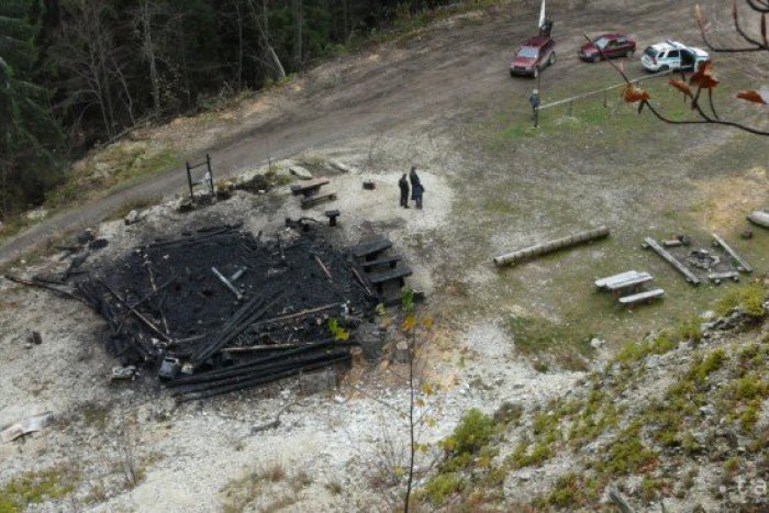 Ilustračný obrázok k článku Chata Burda na Muránskej planine zhorela do tla