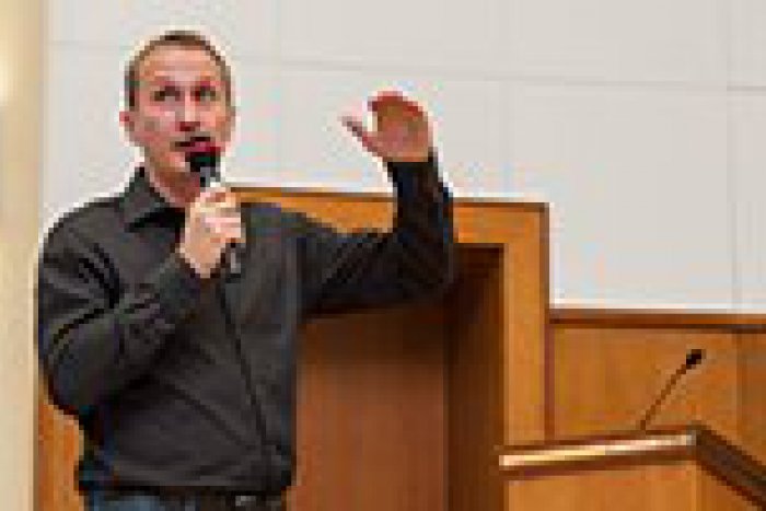 Ilustračný obrázok k článku Známy analytik Ižip študentom: Škola vás všetko nenaučí...