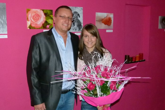 Ilustračný obrázok k článku Evka (13) sa na svet pozerá najradšej cez objektív fotoaprátu