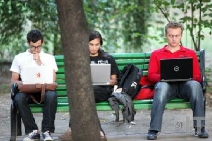 Ilustračný obrázok k článku O jeden počítač sa v našich školách delia štyria žiaci