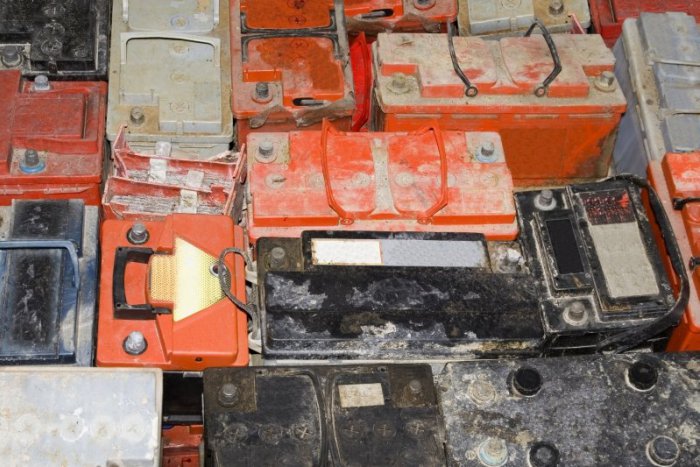 Ilustračný obrázok k článku Úlovok colníkov: 200 použitých olovených batérií bez dokladov