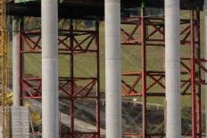 Ilustračný obrázok k článku Podpernú konštrukciu mosta odstrelia. Na stavbe je priveľkým rizikom