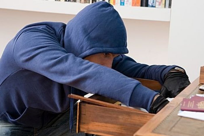 Ilustračný obrázok k článku Alkohol, peniaze, plazmová TV... V centre mesta zlodeji vykradli bar