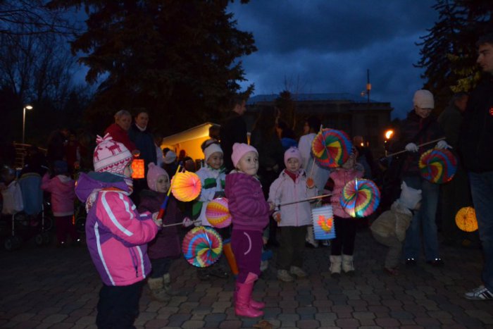 Ilustračný obrázok k článku Lampiónový sprievod: Deti sa rozdelili s neznámymi kamarátmi