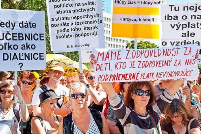 Ilustračný obrázok k článku Vzbura pokračuje: Väčšina škôl je zavretá, primátor vraj bránil učiteľom štrajkovať!