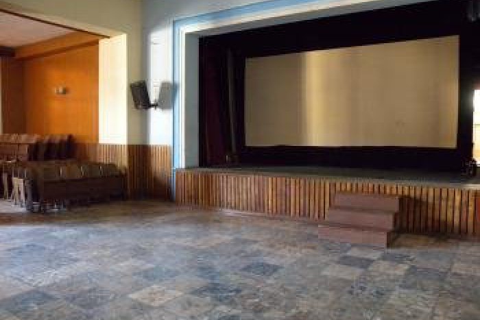 Ilustračný obrázok k článku Kino Vatra po ukončení premietania: Schátranie mu nehrozí, filmy nahradili koncerty