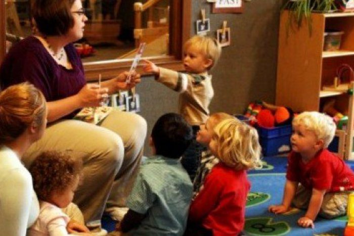 Ilustračný obrázok k článku Za peniaze župy jasličkárom opravili ihrisko a kúpili markízu