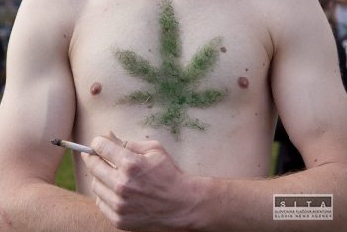 Ilustračný obrázok k článku Výsledky šokujú: Viac ako tretina tínedžerov má skúsenosti s marihuanou!