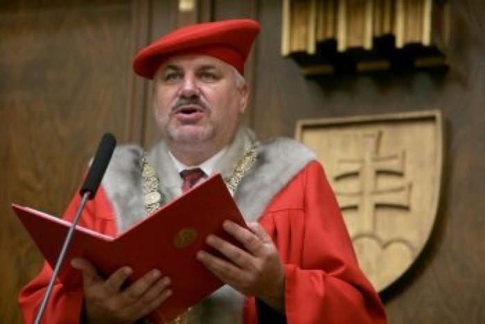 Ilustračný obrázok k článku Lietajúci profesori budú mať najviac tri úväzky