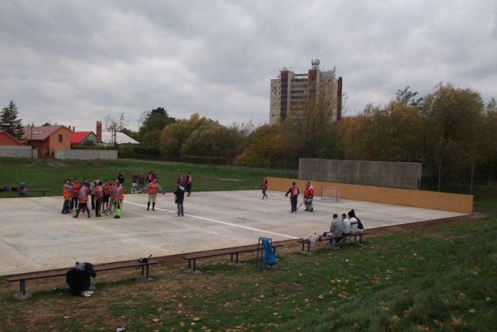 Ilustračný obrázok k článku Hokejbalová liga funguje už takmer 30 rokov: Nového ihriska sa hráči dočkali až túto sezónu!