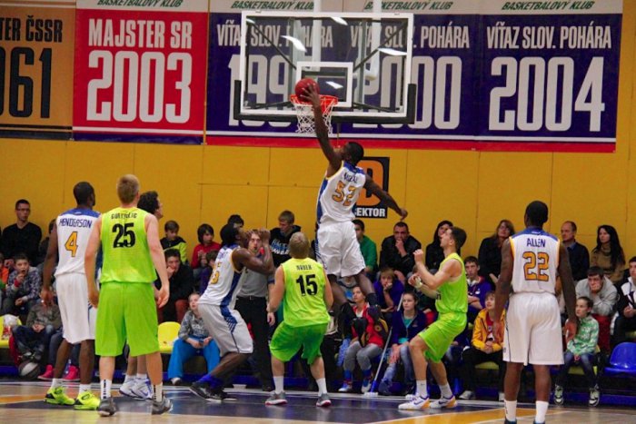 Ilustračný obrázok k článku Iskru koučoval z lavičky prezident klubu. Šťastie stálo na strane Levíc