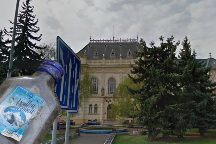 Ilustračný obrázok k článku Prekvapenie pred súdom! 14-ročné dievča spité na mol