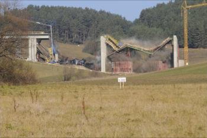 Ilustračný obrázok k článku Podarilo sa. Časť mosta pri Kurimanoch zbúrali