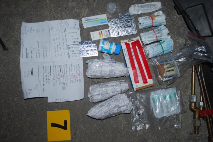 Ilustračný obrázok k článku Pre drogy im hrozí basa. Traja Spišiaci obchodovali s pervitínom