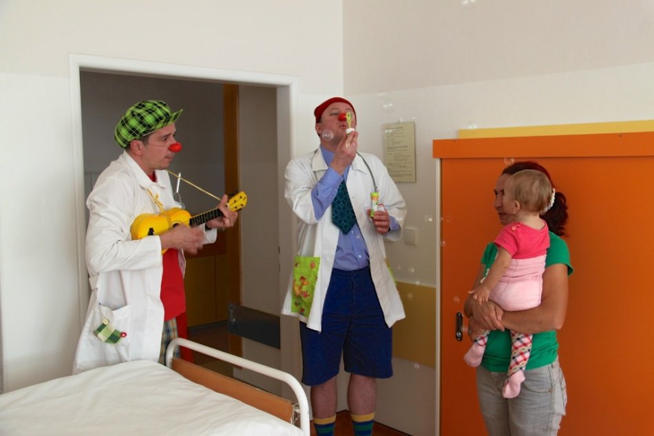 Ilustračný obrázok k článku Milá návšteva: Zdravotní klauni budú učiť detských pacientov rozosmiať iných
