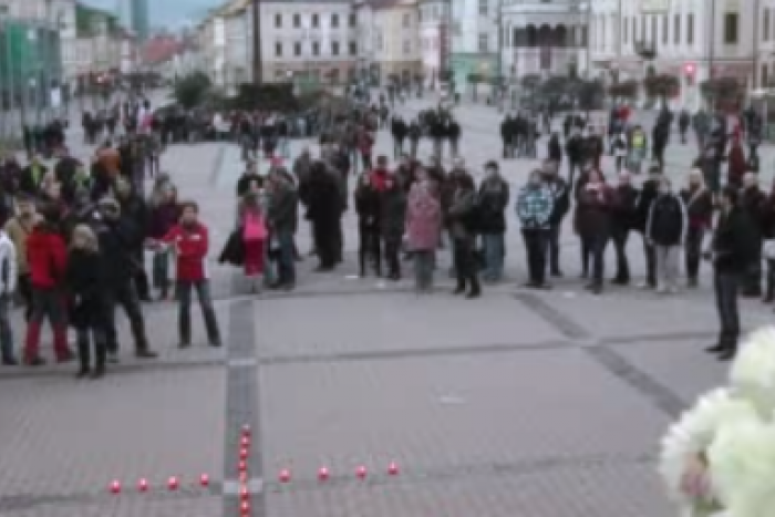 Ilustračný obrázok k článku OBRAZOM: 17.november na námestí i v divadle