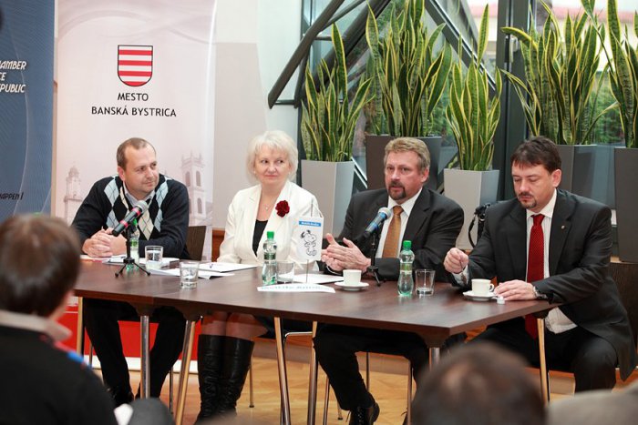 Ilustračný obrázok k článku Raňajky Gogolu a bystrických podnikateľov: Stretli sa s Americkou obchodnou komorou