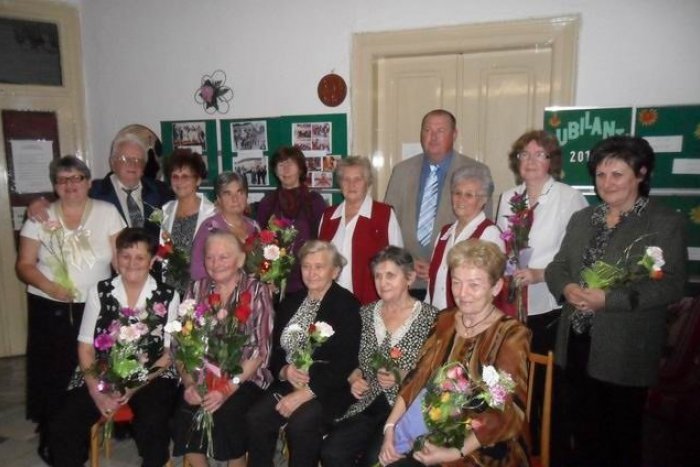 Ilustračný obrázok k článku Životné jubileum seniorov: Primátor ich prekvapil darčekom