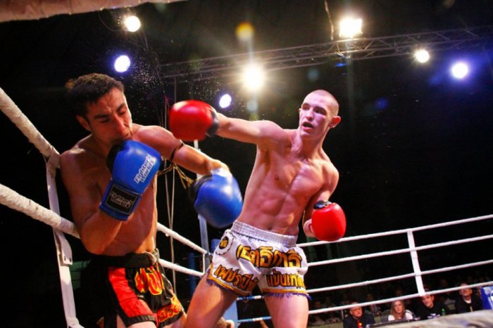 Ilustračný obrázok k článku V ringu tiekla krv. V hľadisku lietali stoly a stoličky