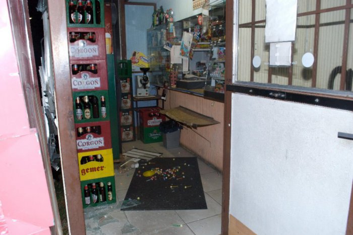 Ilustračný obrázok k článku Nešikovný zlodej sa pri krádeži polial alkoholom, to ho prezradilo