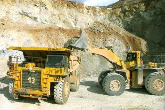 Ilustračný obrázok k článku Šmykľavú cestu museli očistiť zamestnanci spoločnosti