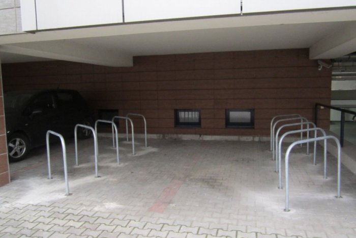 Ilustračný obrázok k článku Kraj myslí na cyklistov: Stojany umiestnil pod prístrešok