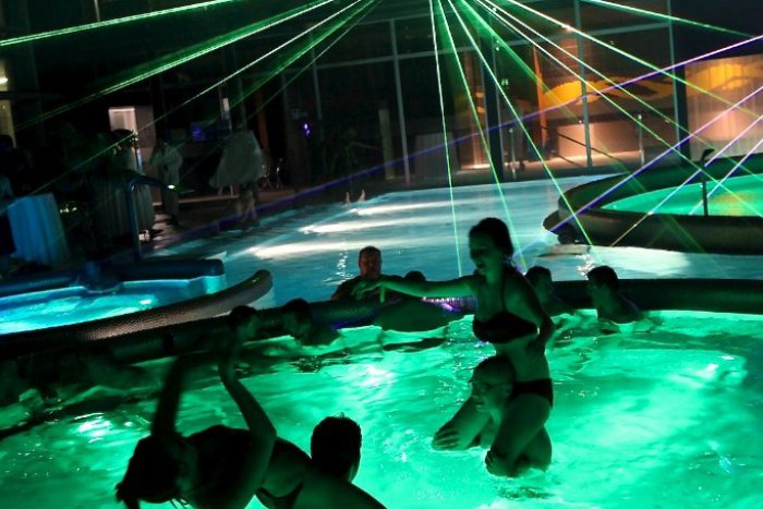 Ilustračný obrázok k článku Hviezdny Silvester v AquaCity Poprad. Nadupaný program a nová 3D laser show