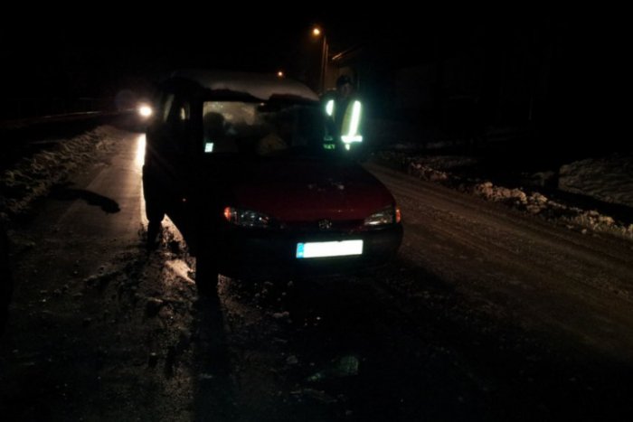 Ilustračný obrázok k článku Nešťastná búračka na klzkej ceste: Vodič nedobrzdil, takto to dopadlo