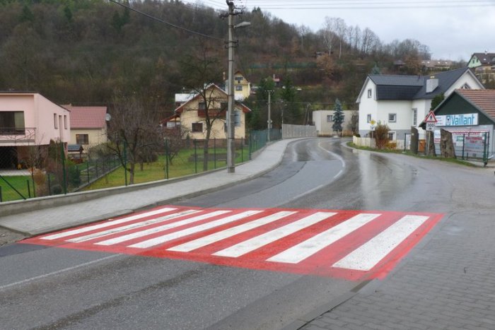 Ilustračný obrázok k článku Nový chodník a priechod pre chodcov: Chlmčania už majú Vianoce