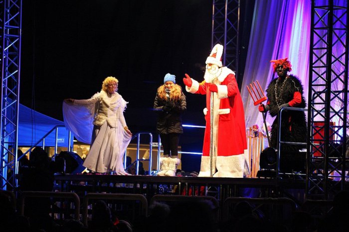 Ilustračný obrázok k článku Mikuláša prišli čakať tisícky Popradčanov. Vyvrcholením bol veľkolepý ohňostroj