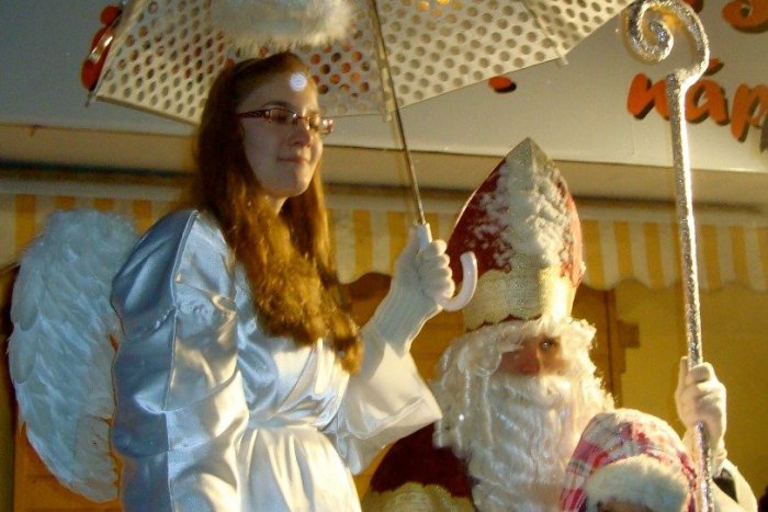 Ilustračný obrázok k článku Anjel, čert a Mikuláš rozsvietili stromček!