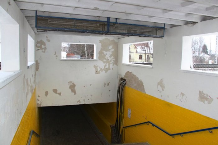 Ilustračný obrázok k článku Vytočení chodci v podchode: Na hlavu nám padá omietka