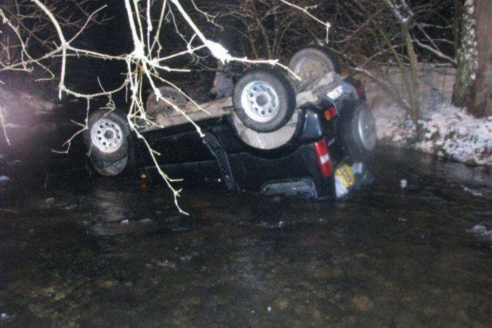 Ilustračný obrázok k článku Malé dievčatko samo privolalo pomoc po autonehode. Babičku už ale nezachránili