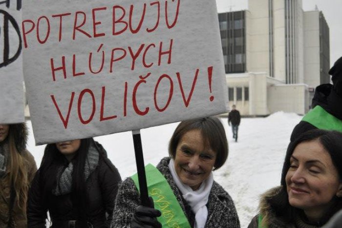 Ilustračný obrázok k článku V Bystrici bolo rušno: Námestím pochodovali učitelia, žiaci aj rodičia