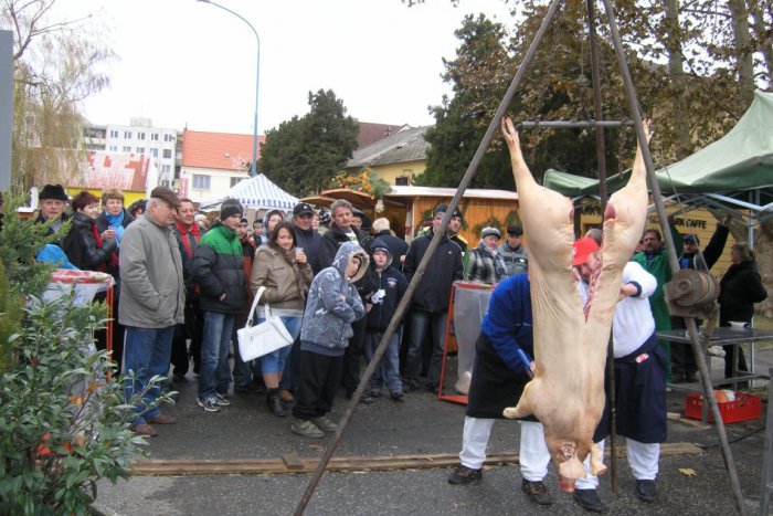 Ilustračný obrázok k článku Verejná zabíjačka, punč a medovina. Blížia sa Vianočné trhy