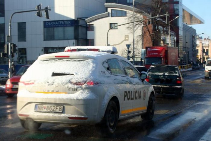 Ilustračný obrázok k článku Jazda policajta po Nitre? Za toto zasnežené auto bude pykať!