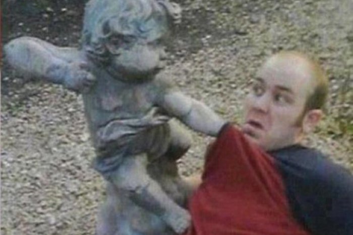 Ilustračný obrázok k článku Nový internetový hit: Sochy útočia na ľudí