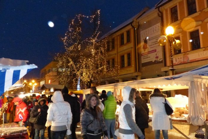 Ilustračný obrázok k článku Vianočný jarmok mal opäť úspech. Prilákal tisícky ľudí zo širokého okolia